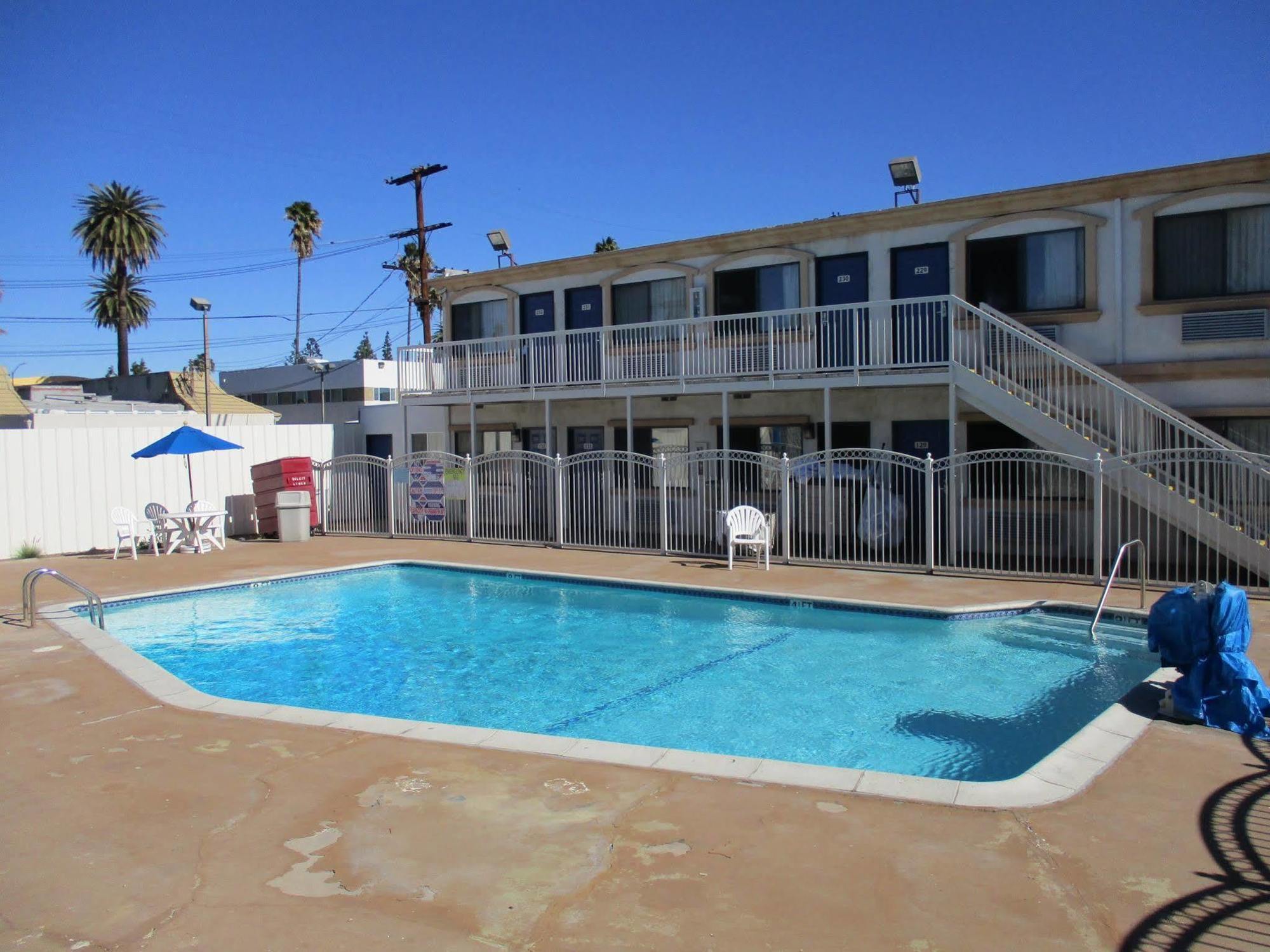 6-canoga Park, Ca 2* Los Angeles