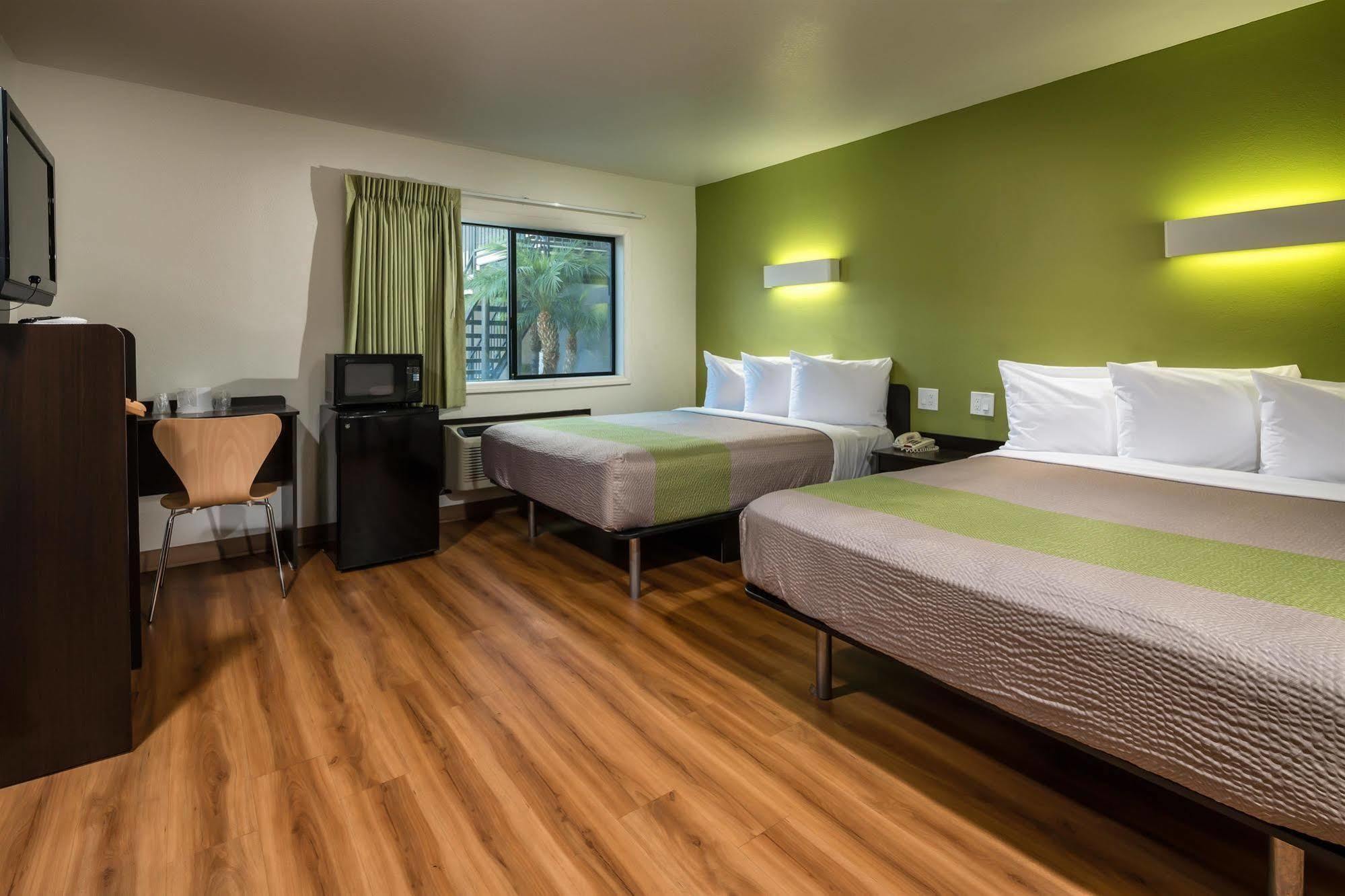 6-canoga Park, Ca Hotel 2*