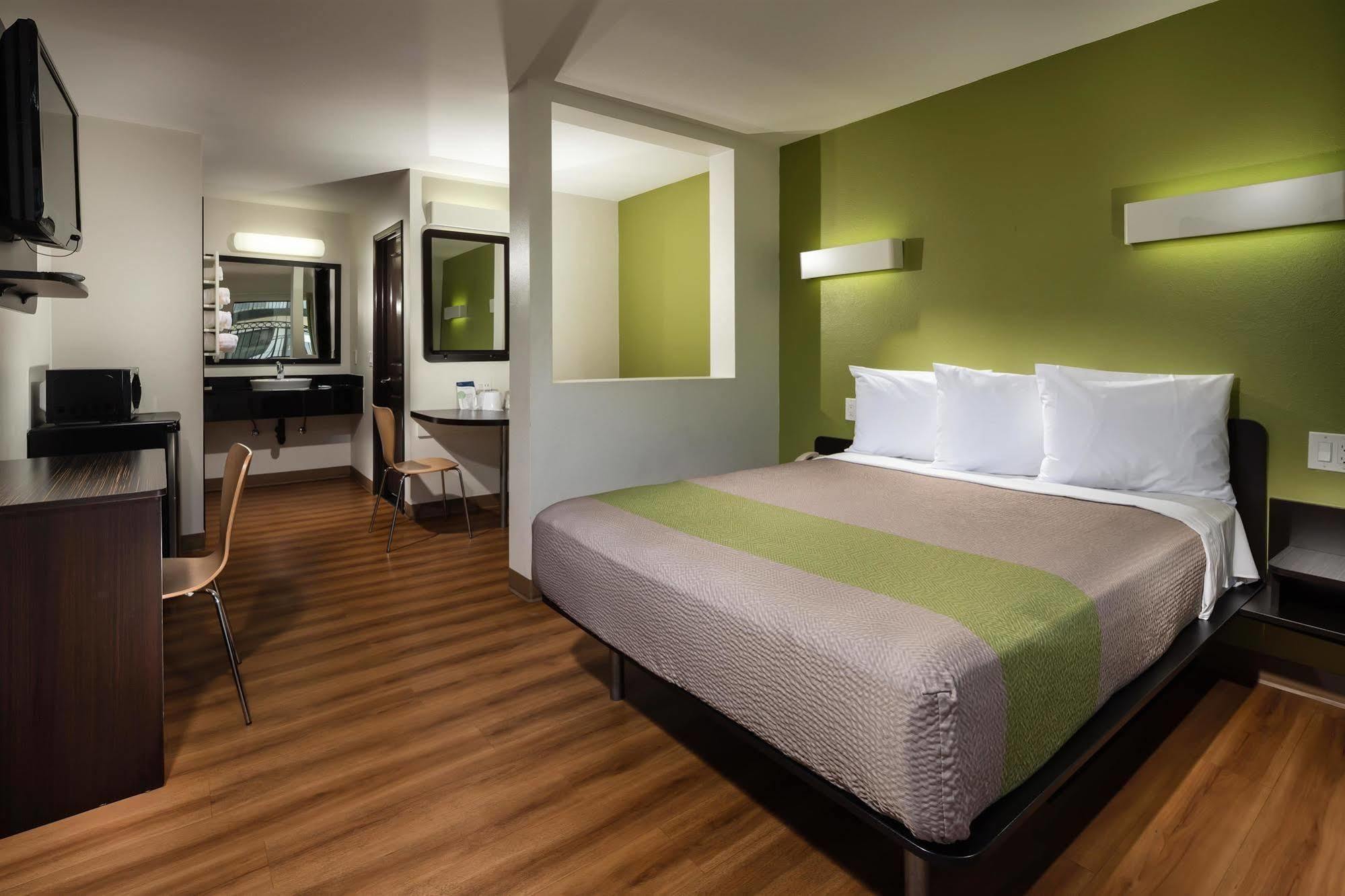Hotel 6-canoga Park, Ca