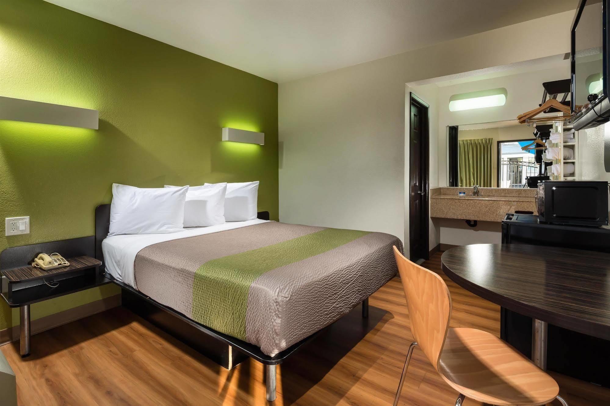 6-canoga Park, Ca Hotel