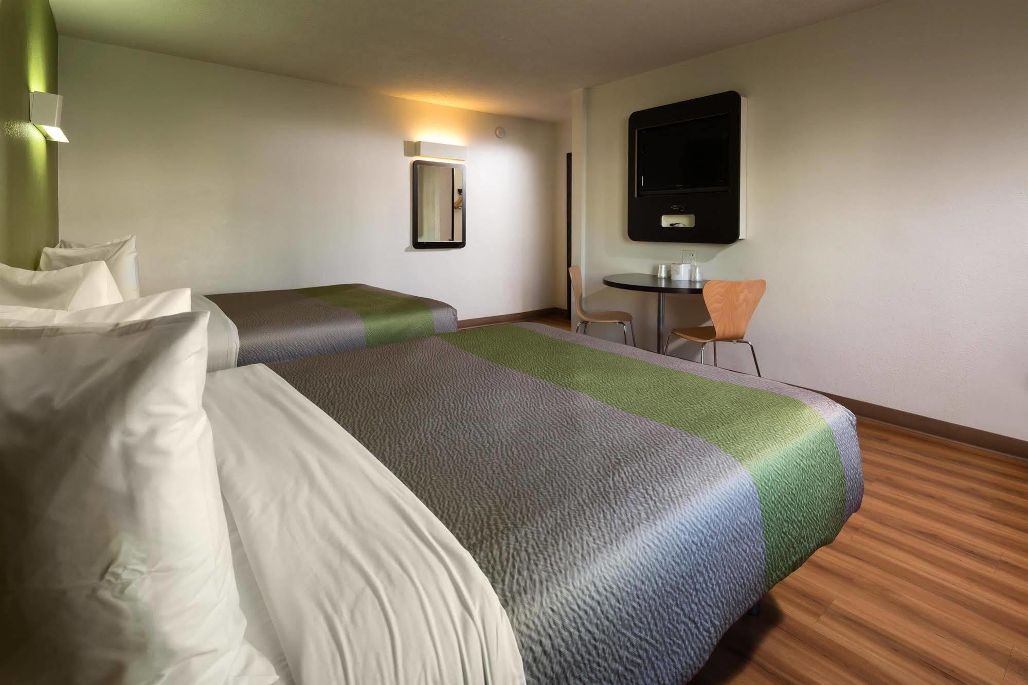 Hotel 6-canoga Park, Ca