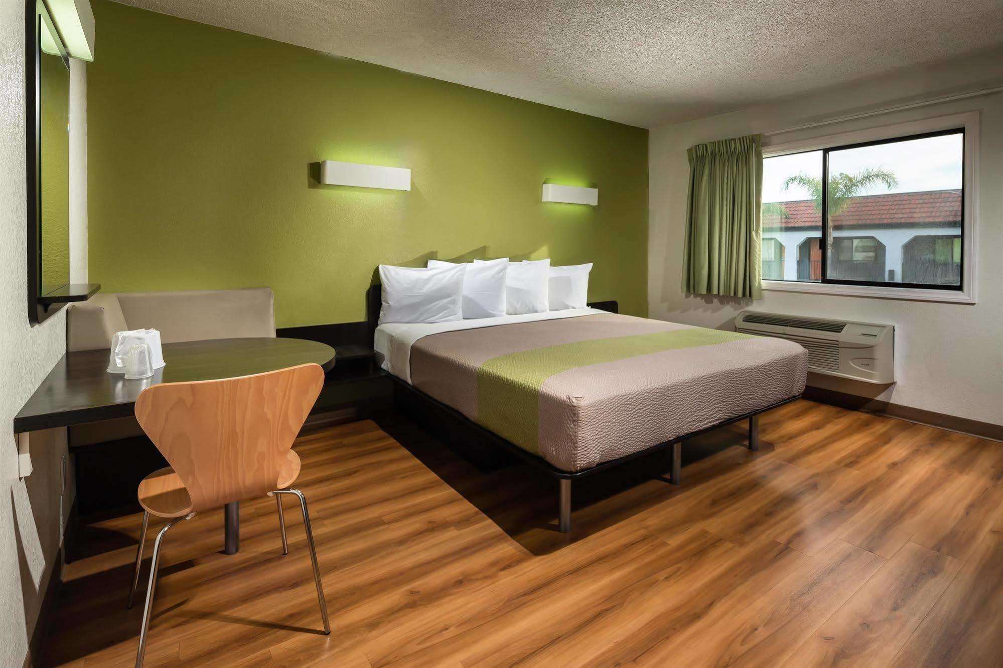 6-canoga Park, Ca 2*