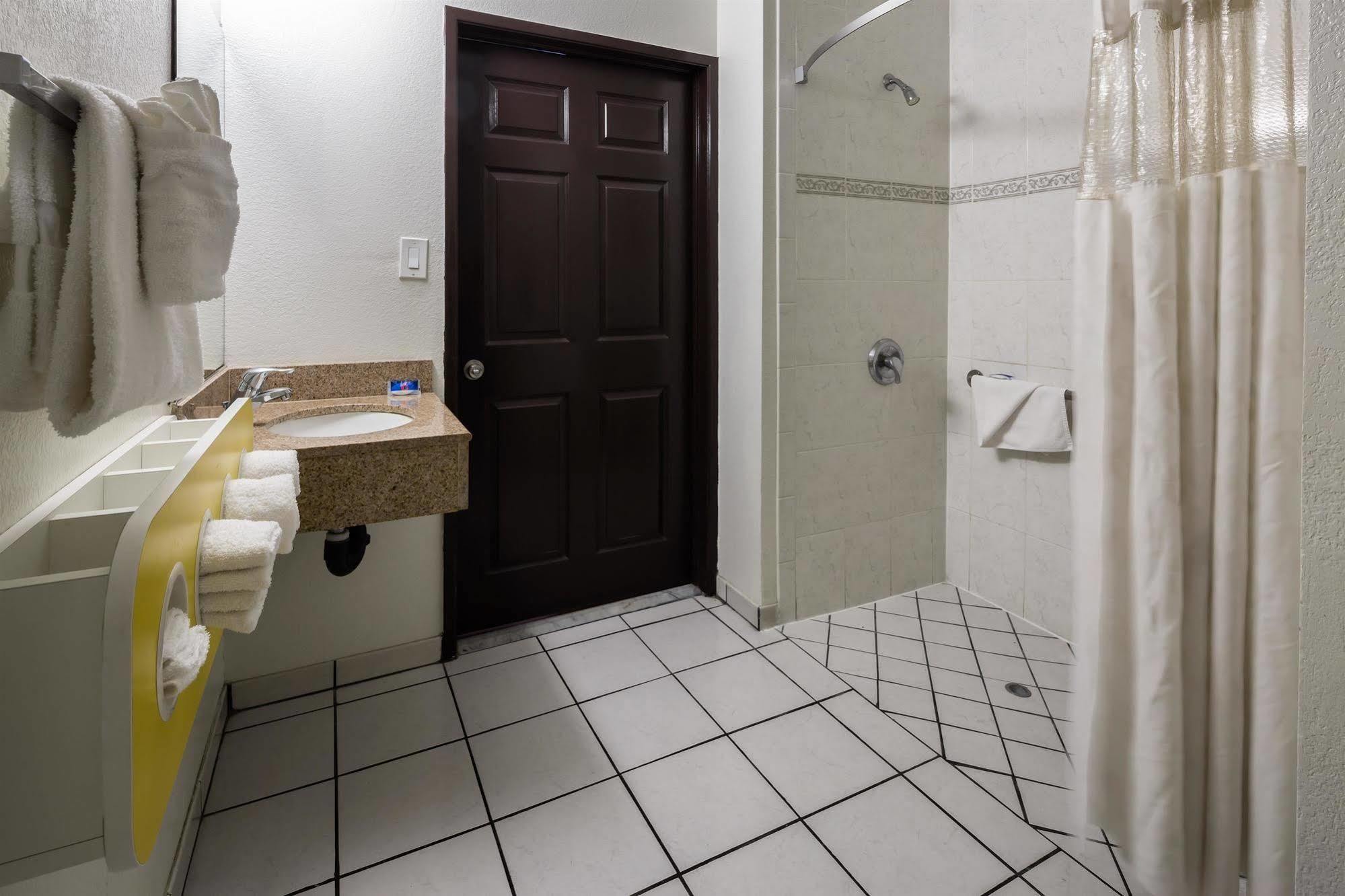 Hotel 6-canoga Park, Ca